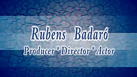 Anãzinha maria pistolinha sucks giant cock in glory hole