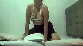 Vaquinha esfregando a bucetinha no travesseiro