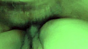 mi hermanastra gime mientras le doy masaje con polla