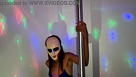 porno gratis exclusivo amateur de morena sexy bailando en el tubo