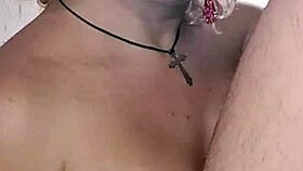 chupando este pauzao branco e grosso no estacionamento e encheu minha cara de leitinho