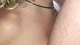 chupando este pauzao branco e grosso no estacionamento e encheu minha cara de leitinho