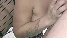 chupando este pauzao branco e grosso no estacionamento e encheu minha cara de leitinho