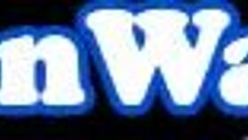 Όμορφη νεαρή 18+ ψαλίδιζεται έξω στον ήλιο με γραμμές μαυρίσματος