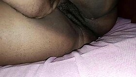 Meu padrasto safado adora brincar com minha buceta enquanto mãe tá na cozinha, part 1! 😳