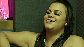 Hellen Almeida chats forbiddenly while fingering big pussy in lingerie 😈