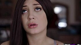 Sexig tonårstjej 18+ blir knullad hårt av pervy styvfar