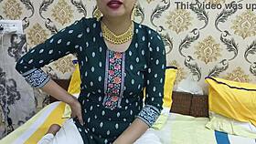 Γαμώτο, αυτή η Punjabi θετή μαμά γαμιέται σκληρά στην κουζίνα! 🔥