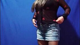 En el nombre del padrastro, hijastra sexy menea vagina con lenceria