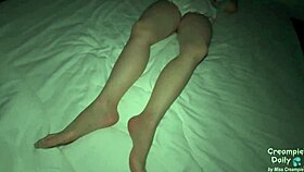 Schlich mich rein, um meine Nicht-Schwester zu creampien, während sie ruht... verdammt, so nass!