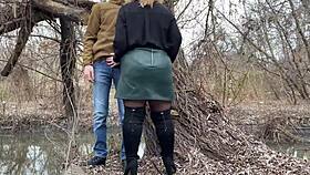 Стискам мазното дупе на мащеха по закон в кожена пола преди секс на открито