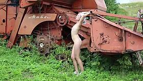 Sofi naga we wsi pokazuje swoje nagie ciało na zewnątrz