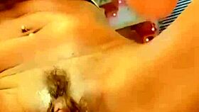 Linda jovem morena reaches orgasm