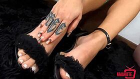 safadinhas play with feet and tasty pussies at party