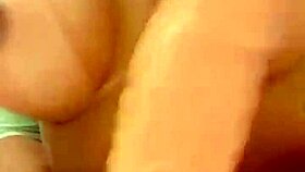 Linda jovem morena reaches orgasm