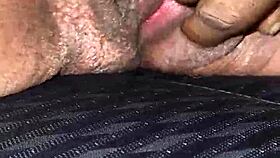 老奶奶在公共停车场暴露湿润的阴户，一边户外自慰