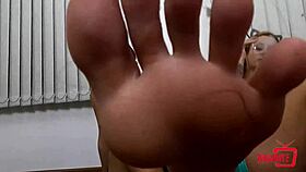 safadinhas play with feet and tasty pussies at party