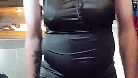 Stoute brunette shemale modelleert jurken in solo deel 6! 😘