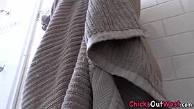 Любительская австралийка писает после соло-трения больших сисек