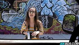 Аматьор с очила чукана силно на 305 автобус за пари на публично място.