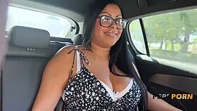 Ей, Лола Смит, как е това бюстеста милф кастинг езда в колата?