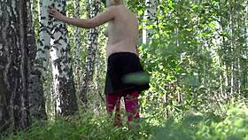 Milf gravidă se dezbracă goală în aer liber, frumusețea ei naturală strălucește în public cu farmec păros