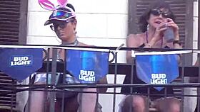 ヘレナ・プライスのような花嫁がファンタジーフェストでアップスカートマンを見せびらかすの見たことある？