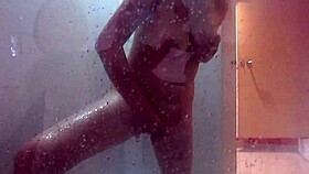 public pussy se la jala en baño