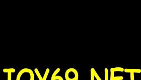 Punoljetna curica 18+ igra solo sa igračkama na vlažnoj pički