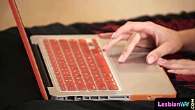 girlfriend queening makes lesbian babe squirt