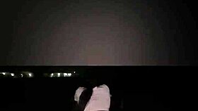 Sexig slank ebony-drottning skakar tjock rumpa