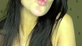 Φίλα τα χείλη μου και κούνησε στο πρόσωπο μου, ε;