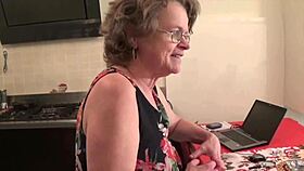 이탈리아 걸레 할머니가 젊은 남자에게 세게 박혀 스쿼트로 끝나. 오마이갓, 야한 라이드! 😍