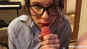 Podivínský zaměstnanec vydírán k sání kokotu od KinkyCouple111