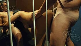 fui presa no carnaval e dois gostosos me pegaram na cadeia