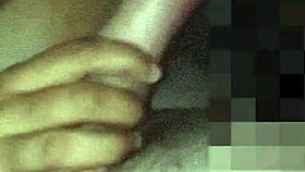 le chupo muy rico su rica verga blanca a mi esposo para que despues se ponga condon y pueda montarlo hasta que se corre en el condon