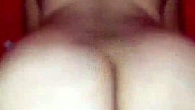 le chupo muy rico su rica verga blanca a mi esposo para que despues se ponga condon y pueda montarlo hasta que se corre en el condon