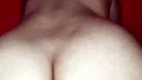 le chupo muy rico su rica verga blanca a mi esposo para que despues se ponga condon y pueda montarlo hasta que se corre en el condon