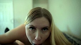 Blondýnka kurva Emma Shay cucá obřího ptáka.