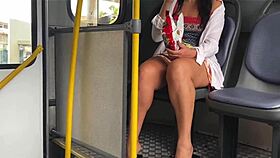 Вау, 18-летняя падчерица показывает голую на общественном автобусе без трусиков!