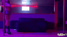 cliente satisfies cravings with two hot females