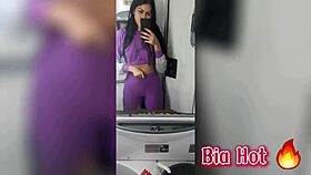 bia hot morena safada com tesao bate uma siririca no banheiro do onibus
