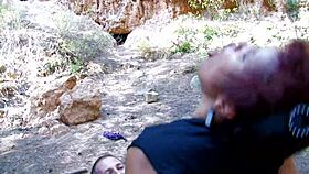 Chlap šuká novou přítelkyni při lesním sexu, až jí mokrá kunda vyvrcholí