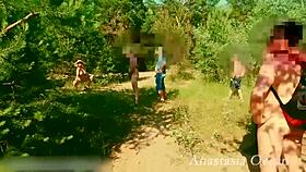 Ho aperto la porta nuda al fattorino—non se ne andava!