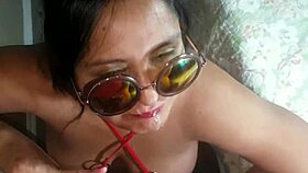 Söt latina ger blowjob och sväljer sperma