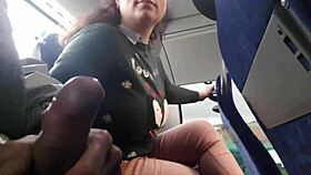 Esse exibicionista atraiu uma MILF espanhola curvilínea para chupar e masturbá-lo no ônibus.