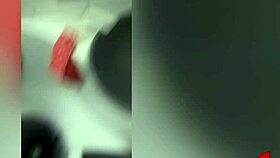 bia hot morena safada com tesao bate uma siririca no banheiro do onibus