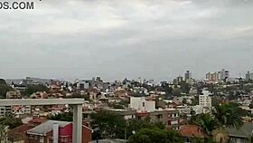 dançando na sacada de casa