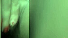 bia hot morena safada com tesao bate uma siririca no banheiro do onibus