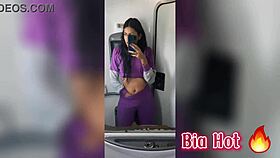 bia hot morena safada com tesao bate uma siririca no banheiro do onibus